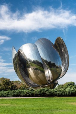 Buenos Aires, Arjantin 'deki yeşil parktaki Floralis Generica çiçeğine güzel bir manzara