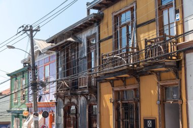 Valparaso, Şili 'deki geleneksel renkli şehir binalarına güzel manzara.