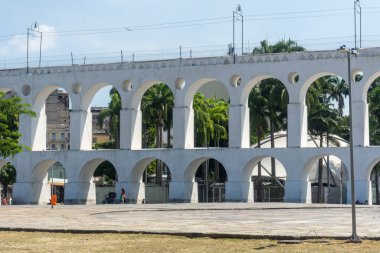 Lapa, Rio de Janeiro, Brezilya 'daki tarihi beyaz su kemerine güzel bir manzara