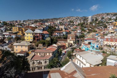 Valparaso, Şili 'deki geleneksel renkli şehir binalarına güzel manzara.