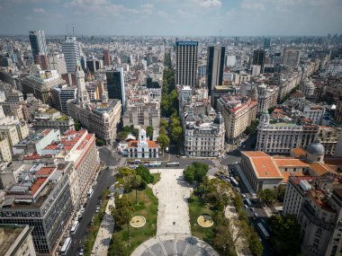 Buenos Aires 'in merkezindeki tarihi şehir binalarının güzel hava manzarası, Arjantin