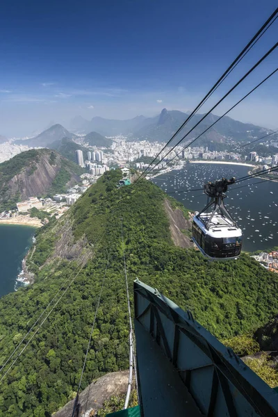 シュガーリーフケーブルカーから緑の山々や都市の建物 リオデジャネイロ ブラジルからの美しい景色 — ストック写真
