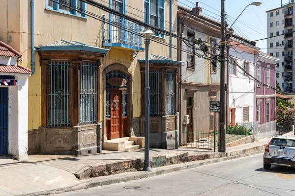 智利瓦尔帕略传统的五彩斑斓的城市建筑的美丽景色 — 图库照片