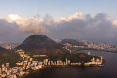 Rio de Janeiro, Brezilya 'da şehir binaları, dağlar ve şehir gölü için güzel hava manzarası
