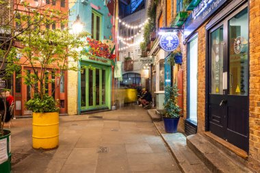 Neal 's Yard, Londra, İngiltere ve İngiltere' deki sokak ışıklarına ve geleneksel binalara güzel bir manzara.