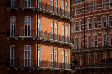 Güney Kensington, Londra 'nın merkezindeki geleneksel tuğla binalara güzel bir manzara.