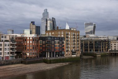 Londra, İngiltere 'nin merkezindeki Thames Nehri' nin oradaki geleneksel binalara güzel bir manzara.