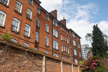 Londra 'nın merkezinde, İngiltere' de geleneksel tuğlalı evler için güzel bir manzara.