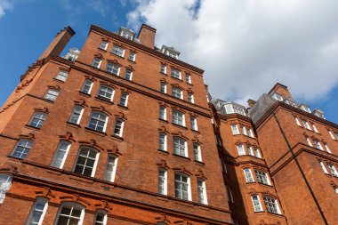 Güney Kensington, Londra 'nın merkezindeki geleneksel tuğla binalara güzel bir manzara.