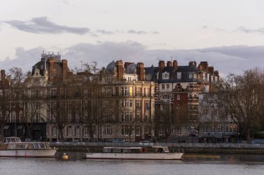 Gün batımında Thames Nehri 'ne güzel bir manzara Londra, İngiltere' nin merkezindeki Bishop 's Park' tan görülüyor.