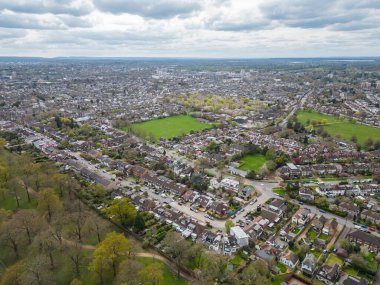 Richmond Park, Londra, İngiltere yakınlarındaki yeşil yerleşim alanındaki geleneksel ev ve sokaklara güzel hava manzarası