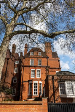 Güney Kensington, Londra 'nın merkezindeki geleneksel tuğla binalara güzel bir manzara.