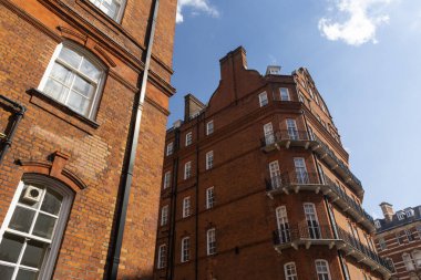 Güney Kensington, Londra 'nın merkezindeki geleneksel tuğla binalara güzel bir manzara.
