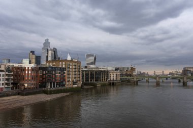 Londra, İngiltere 'nin merkezindeki Thames Nehri' nin oradaki geleneksel binalara güzel bir manzara.