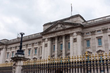 Londra, İngiltere 'nin merkezindeki Buckingham Sarayı' nın güzel manzarası.