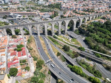 Lizbon, Portekiz 'in merkezindeki tarihi su kemerine güzel bir hava manzarası