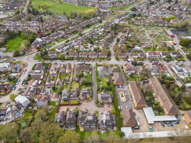 Richmond Park, Londra, İngiltere yakınlarındaki yeşil yerleşim alanındaki geleneksel ev ve sokaklara güzel hava manzarası