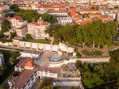 Torel Garden 'daki yeşil ağaçlara güzel bir hava manzarası, Lizbon' un merkezi, Portekiz