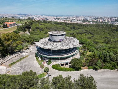 Lizbon, Portekiz 'deki Monsanto Park panoramik manzaralı binaya güzel bir hava manzarası