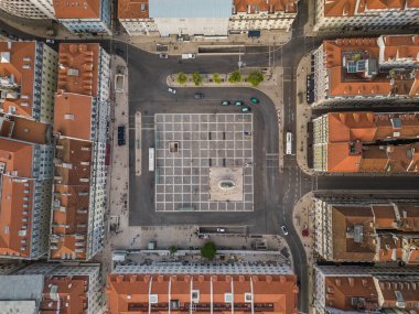 Lizbon, Portekiz 'in merkezindeki eski tarihi halk meydanına ve şehir binalarına güzel bir hava manzarası