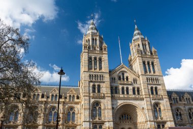 Londra, İngiltere 'nin merkezindeki Doğa Tarihi Müzesi' ne güzel bir manzara.