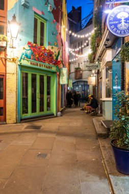 Neal 's Yard, Londra, İngiltere ve İngiltere' deki sokak ışıklarına ve geleneksel binalara güzel bir manzara.