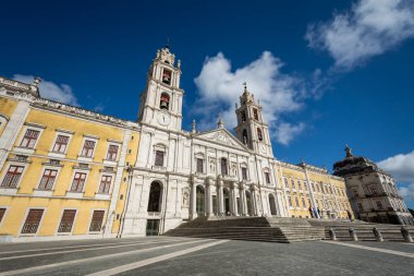 Portekiz, Mafra 'daki eski tarihi Ulusal Saray ve Manastır' a güzel bir manzara.