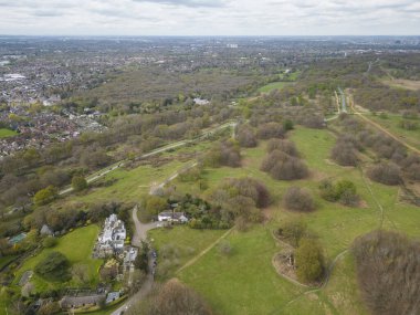 Richmond Park, Londra, İngiltere 'deki ağaçlı yeşil alana güzel bir hava manzarası.
