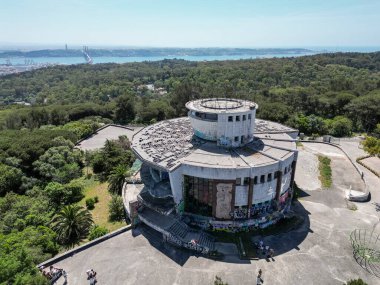 Lizbon, Portekiz 'deki Monsanto Park panoramik manzaralı binaya güzel bir hava manzarası