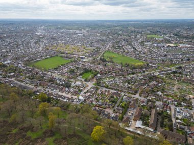 Richmond Park, Londra, İngiltere yakınlarındaki yeşil yerleşim alanındaki geleneksel ev ve sokaklara güzel hava manzarası