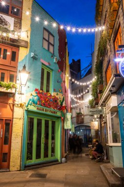 Neal 's Yard, Londra, İngiltere ve İngiltere' deki sokak ışıklarına ve geleneksel binalara güzel bir manzara.