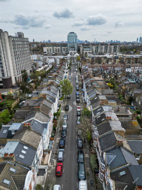 Londra 'nın merkezindeki geleneksel ev ve sokaklara güzel bir hava manzarası.