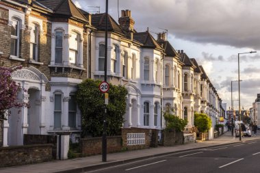 Güzel cadde manzarası, geleneksel evler ve Londra 'nın merkezinde evler, İngiltere, İngiltere
