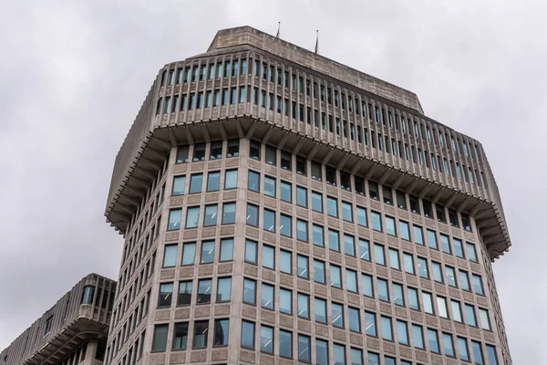 英国ロンドン中心部における法務省の近代的な建物への眺め — ストック写真