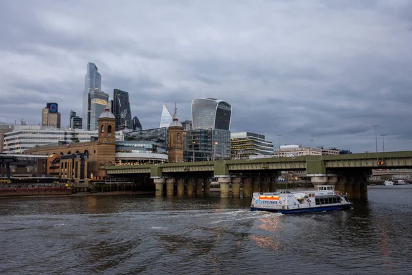 英国伦敦市中心泰晤士河上的一座古桥和现代建筑的美丽景色 — 图库照片