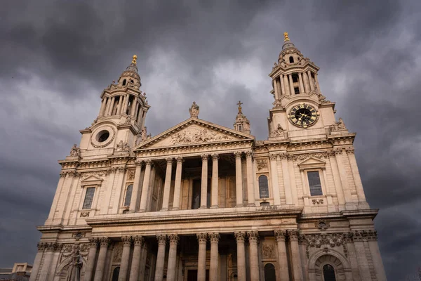 Londra, İngiltere 'nin merkezindeki St. Paul Katedrali' nin güzel manzarası.