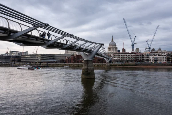 英国伦敦市中心圣保罗大教堂建筑和现代桥梁的美丽景色 — 图库照片