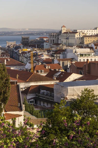 葡萄牙里斯本市中心古老的传统桥头堡的美丽景色 — 图库照片