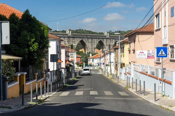 Lizbon 'un merkezindeki tarihi su kemerine güzel bir manzara, Portekiz