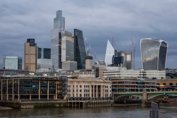 英国伦敦市中心泰晤士河上的一座古桥和现代建筑的美丽景色 — 图库照片