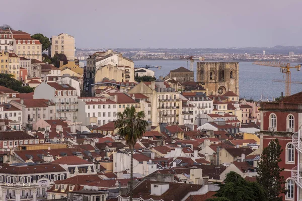 葡萄牙里斯本市中心古老的历史建筑和房屋的美丽景色 — 图库照片