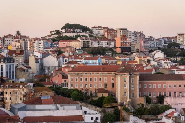 포르투갈 리스본 중앙에 역사적 집들을 바라보는 아름다운 — 스톡 사진