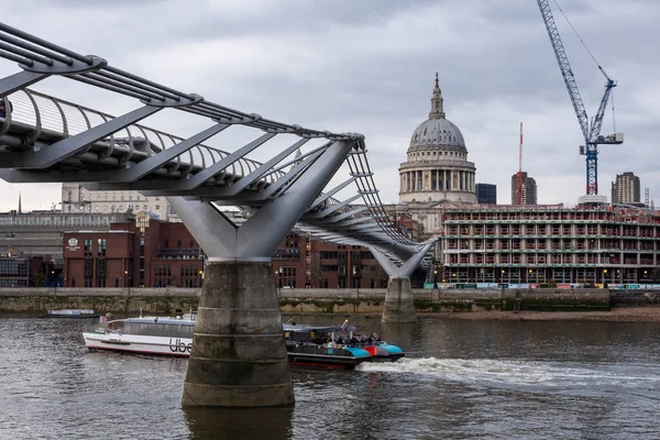 英国伦敦市中心圣保罗大教堂建筑和现代桥梁的美丽景色 — 图库照片