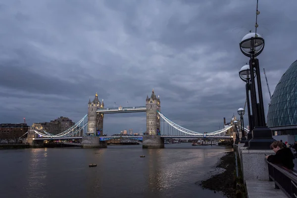 英国伦敦市中心泰晤士河塔桥的美丽景色 — 图库照片