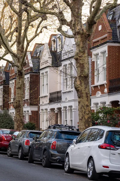 Piękny Widok Ulicę Tradycyjne Domy Budynki Mieszkalne Centrum Londynu Anglii — Zdjęcie stockowe
