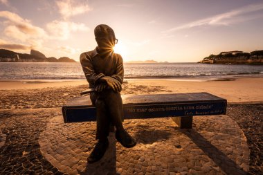 Şair heykeli için güzel bir gün doğumu manzarası Copacabana, Rio de Janeiro, Brezilya plaj bankında oturuyor.