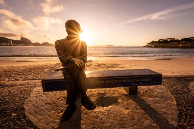 Şair heykeli için güzel bir gün doğumu manzarası Copacabana, Rio de Janeiro, Brezilya plaj bankında oturuyor.