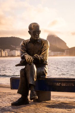 Şair heykeli için güzel bir gün doğumu manzarası Copacabana, Rio de Janeiro, Brezilya plaj bankında oturuyor.