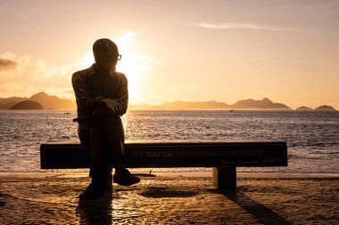 Şair heykeli için güzel bir gün doğumu manzarası Copacabana, Rio de Janeiro, Brezilya plaj bankında oturuyor.