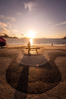 Şair heykeli için güzel bir gün doğumu manzarası Copacabana, Rio de Janeiro, Brezilya plaj bankında oturuyor.